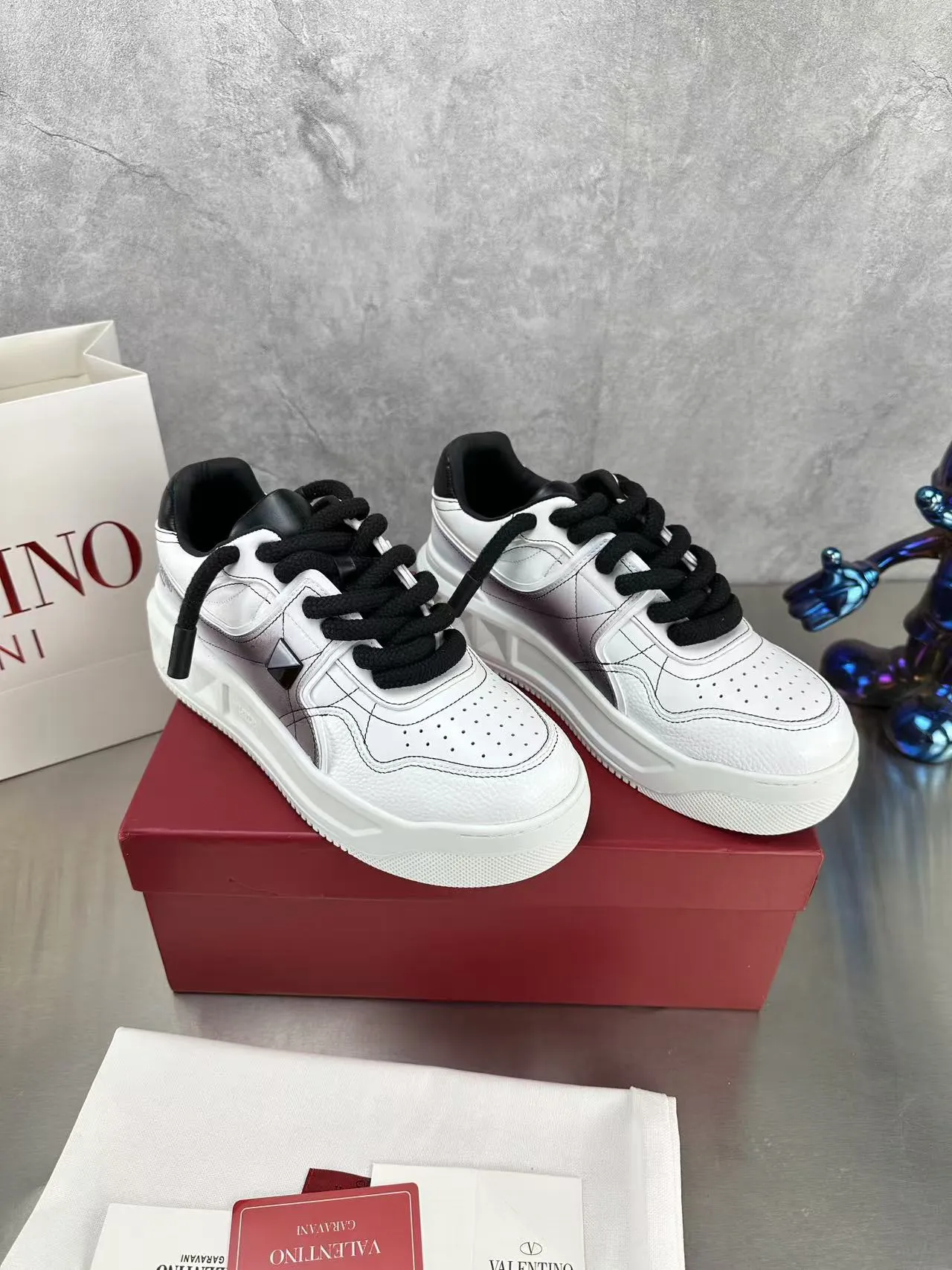 👟👟Ex-factory price 640👟👟 🔺Valentino🔺Valentino new casual shoes 2023 latest model hot style for catwalk couples, thick shoelaces, the same style as Elsa Hosk, Zhang Yixing, Guan Xiaotong and many other stars 🔥 Top version + lasting process, full oil edge on the upper. Fabric: Customized cowhide + cowhide lining with breathable mesh. Outsole: original molded TPU thickened outsole. Size for women is 35-40. Men’s size is 39-45.
